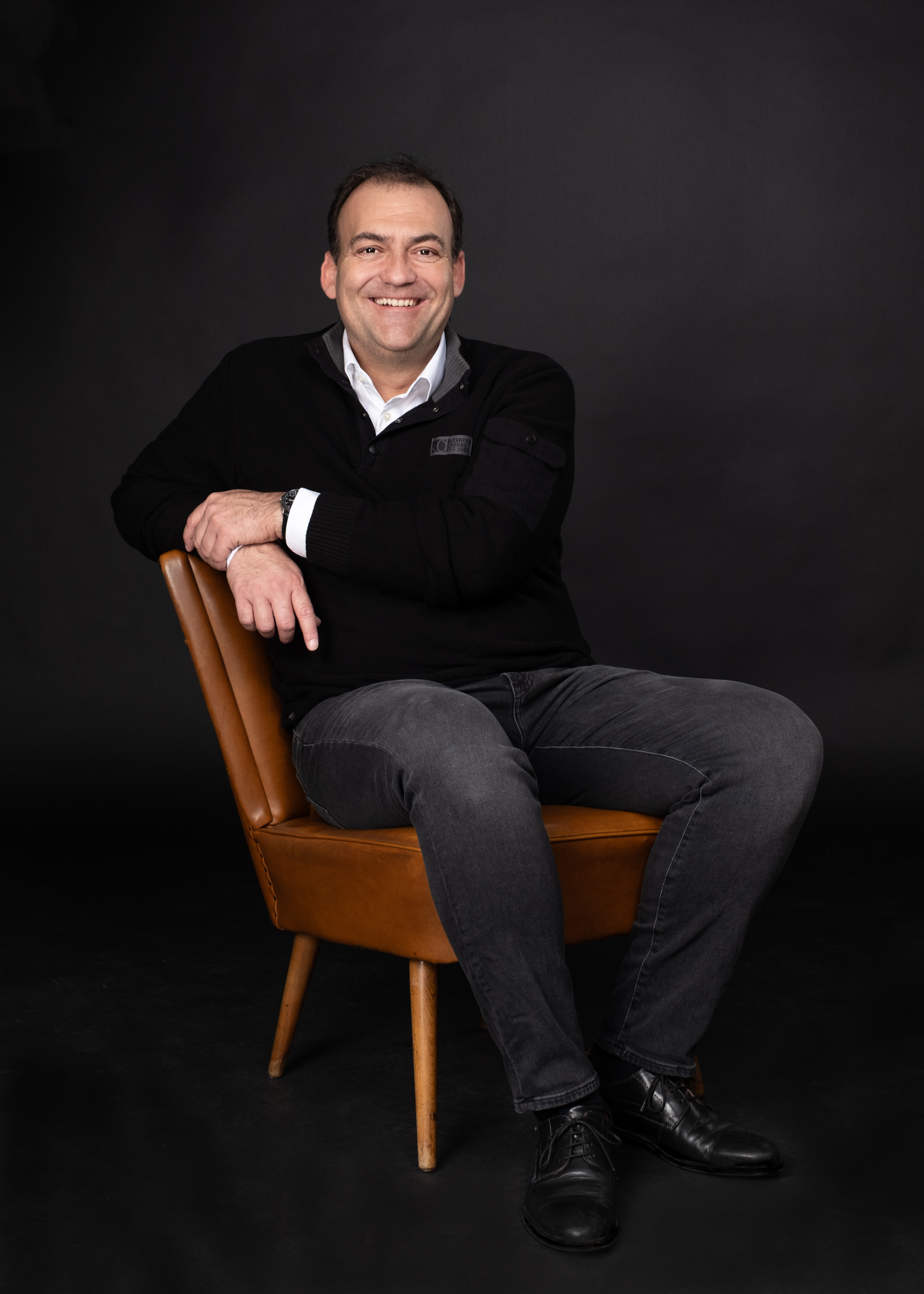 José Narciandi auf einem Sessel